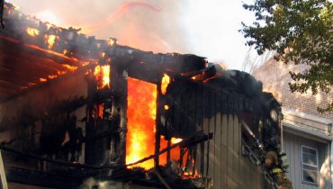 Image of Apartment Building Burns Down, Leaving Renters in Financial Ruin