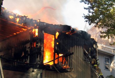 Image of Apartment Building Burns Down, Leaving Renters in Financial Ruin