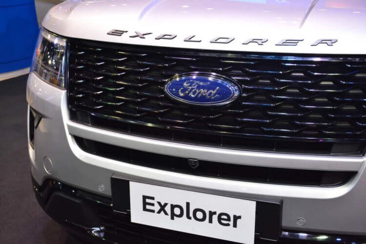 Close up to the front of a 2020 Ford Explorer in a Ford showroom.