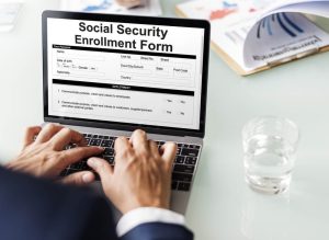 Persona completando un formulario en línea como parte del proceso para obtener Social Security Number y acceder a servicios y beneficios en Estados Unidos.