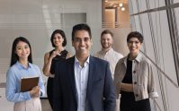 Equipo de profesionales en una oficina, representando oportunidades de carreras cortas en USA para latinos.