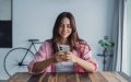 Persona usando una aplicación móvil para buscar empleo en Estados Unidos, ilustrando el uso de apps para buscar trabajo en EEUU de forma rápida y sencilla.