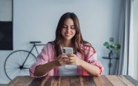 Persona usando una aplicación móvil para buscar empleo en Estados Unidos, ilustrando el uso de apps para buscar trabajo en EEUU de forma rápida y sencilla.