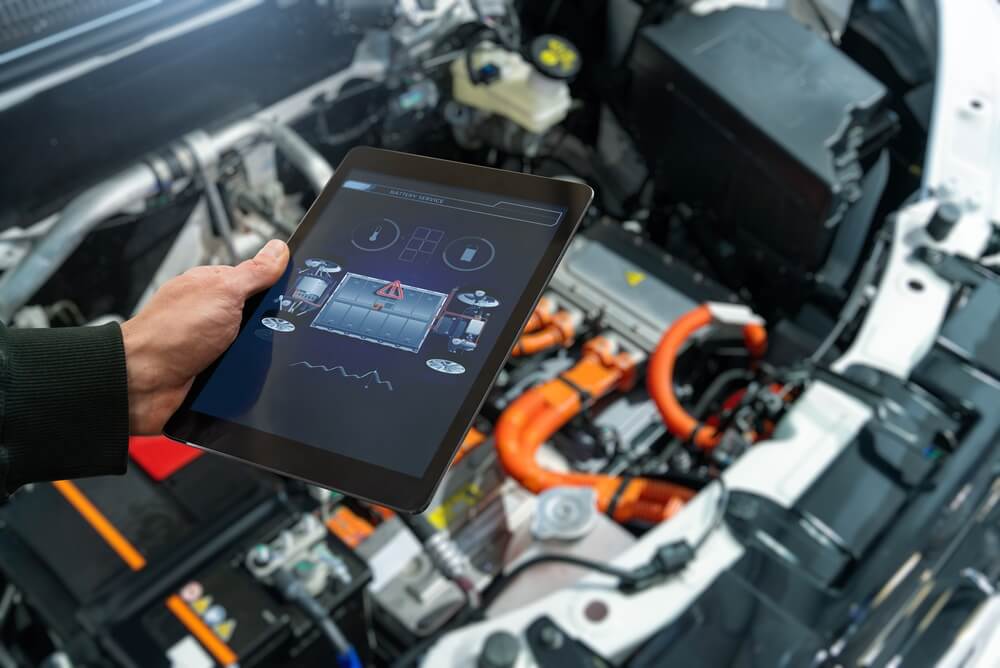 Diagnóstico del motor de un vehículo para decidir si conviene reparar o reemplazar un auto.
