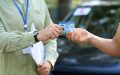 Persona entregando su licencia de conducir durante una cita para obtener o renovar la licencia de conducir.