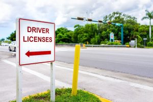 Señal que indica la oficina para obtener la licencia de conducir, representando el proceso para presentar el examen teorico de conducir en Estados Unidos.