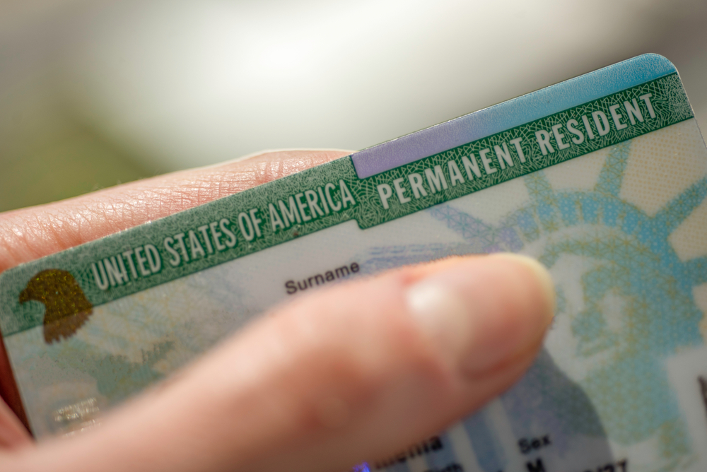 Primer plano de tarjeta de residencia permanente, destacando documento clave para viajar con residencia americana.
