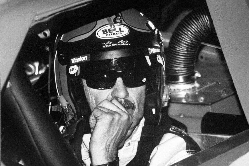 Dale Earnhardt se prepara antes de una carrera, uno de los pilotos más emblemáticos de NASCAR y protagonista de algunas de las rivalidades más recordadas del automovilismo.