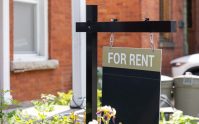 Letrero de “For Rent” frente a una vivienda disponible para alquiler, recordatorio de que comparar opciones y verificar las condiciones del arrendamiento ayuda a evitar errores al rentar una casa en EE. UU.