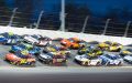 Autos de carreras compiten en una pista, mostrando qué autos se usan en NASCAR.