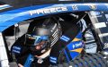 Daniel Suarez, piloto de NASCAR dentro de su auto de carreras antes de salir a la pista.