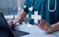 rofesional de salud revisando opciones para comparar planes de salud en una computadora.