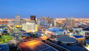 Vista a la ciudad de Garland, Texas, al anochecer