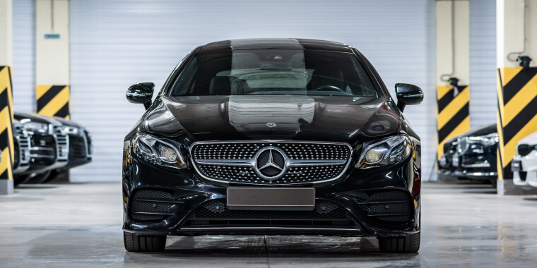 Mercedes E-Class negro parqueado