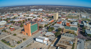 Vista aérea de la ciudad de Corsicana, Texas, durante un día soleado.