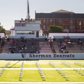 Sherman High School y su graduación de 2020 en el estadio Bearcat – Freeway, seguro de auto barato en Sherman, Texas.