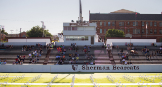 Sherman High School y su graduación de 2020 en el estadio Bearcat – Freeway, seguro de auto barato en Sherman, Texas.