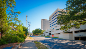 Calle en el centro de Tallahassee, Florida