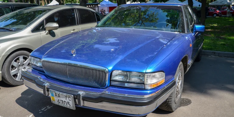 Buick Park Avenue, sucesor del Buick Lucerne, azul estacionado al lado de otros vehículos en Kyiv, Ucrania - Lucerne, seguro de auto barato para Buick