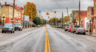 Pintoresca calle texana con carros estacionados en Bucyrus, Ohio - Bucyrus, seguro de auto barato en Ohio.