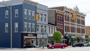 Tiendas y servicios a lo largo de Broadway en el centro de Greenville, Ohio - Greenville, seguro de auto barato en Ohio.