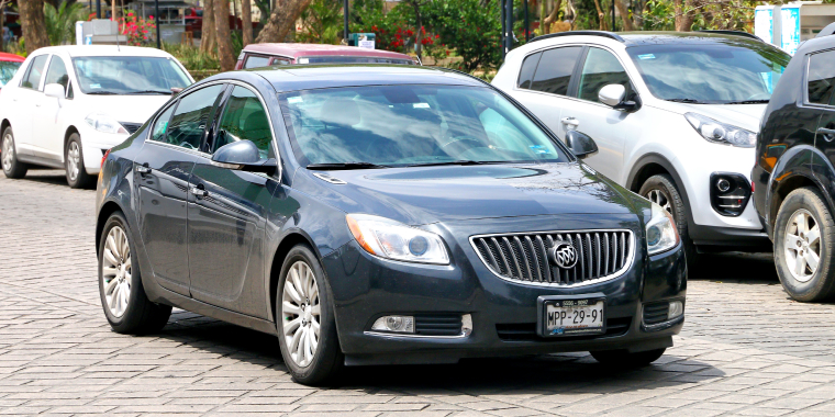 Buick Verano azul avanzando en la carretera - Buick Verano, seguro de auto barato para Buick