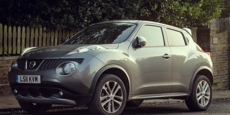 Nissan Juke gris estacionado en una calle residencial en Londres, Inglaterra – Freeway, seguro de auto barato para el Nissan Juke.