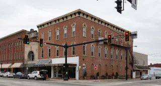 Esquina de Wheeling Avenue y 7th Street en el distrito histórico del centro de Cambridge, Ohio - Cambridge, seguro de auto barato en Ohio.