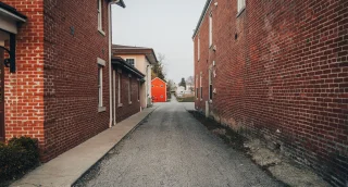 Un camino rodeado por edificios de ladrillo en Canal Winchester, Ohio - Canal Winchester, seguro de auto barato en Ohio.