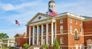 Edificio de ladrillo en Mount Vernon, Ohio - Mount Vernon, seguro de auto barato en Ohio.