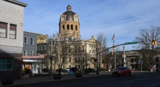Juzgado del Condado de Tuscarawas en New Philadelphia, Ohio - New Philadelphia, seguro de auto barato en Ohio.