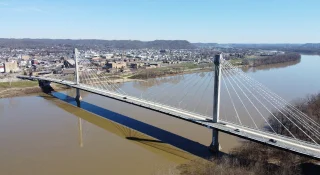 Río Ohio y puente de Portsmouth, Ohio - Portsmouth, seguro de auto barato en Ohio.