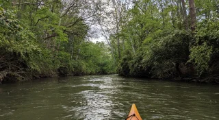 Practicando kayak en el río Mad en Urbana, Ohio - Urbana, seguro de auto barato en Ohio.