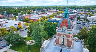 Vista aérea del histórico Palacio de Justicia de Elkhart y del centro de la ciudad – Seguro de carro barato en Indiana