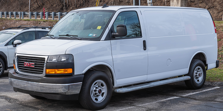 GMC Savana blanca cargo en una venta de carros durante el invierno – GMC Savana, seguro de auto barato para GMC