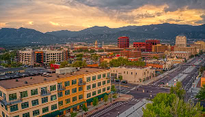 Vista aérea de Colorado Springs, Colorado – Seguro de carro barato en Colorado