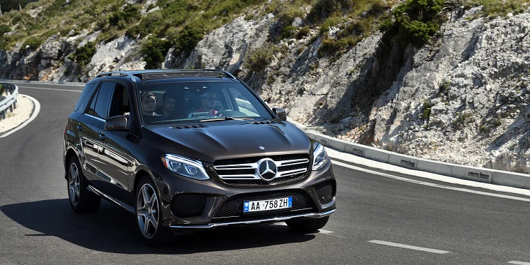 Mercedes M-Class color negro en una carretera con una montaña de fondo – Mercedes M-Class, seguro de auto barato para Mercedes.