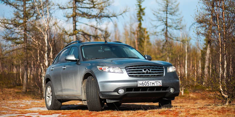 Infiniti FX 35 gris en medio de un bosque – Infiniti FX 50, seguro de auto barato para Infiniti