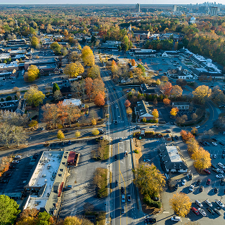 Panorama del centro de Johns Creek, Georgia – Freeway - Seguro de carro en Georgia