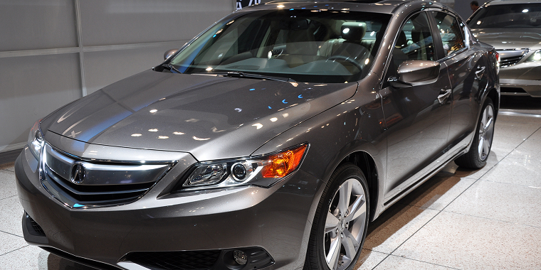 Acura ILX color gris en una exposición de autos – ILX, seguro de auto barato para Acura