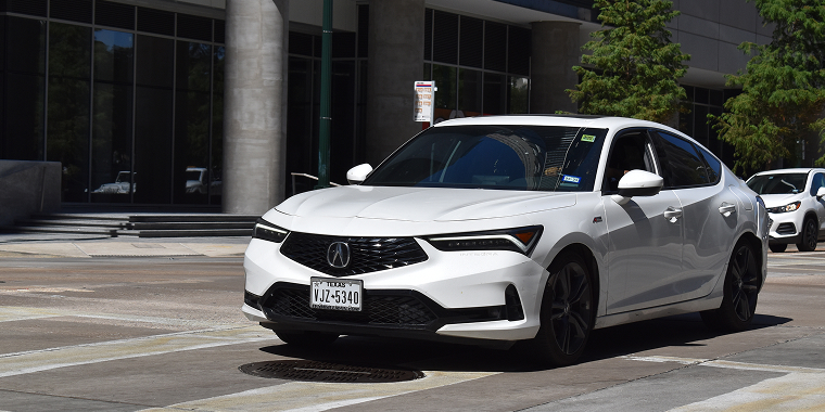 Acura Integra color blanco en una calle – Integra, seguro de auto barato para Acura