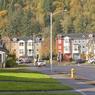 Calle con casas al fondo en Gresham, Oregon. Seguro de carro en Oregon