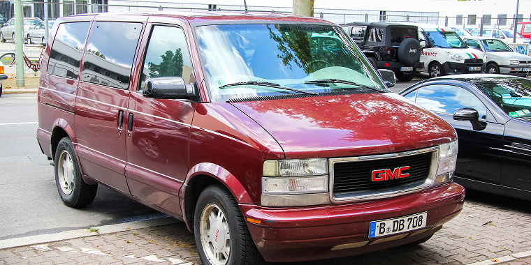 GMC Safari rojo estacionado – GMC Safari, seguro de auto barato para GMC