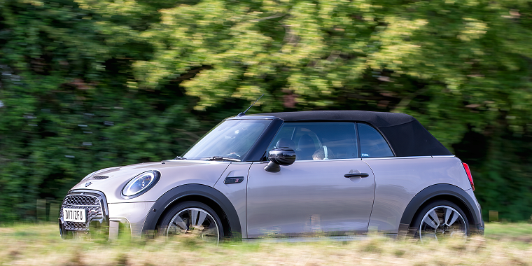 Mini Cooper S de color gris en la carretera - Seguro de auto barato para Mini.