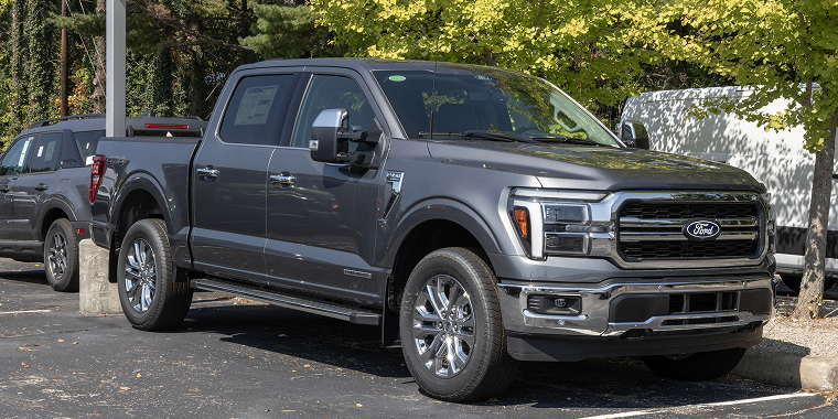 Ford F-150 Lightning color gris frente a una tienda – F-150 Lightning - seguro de auto barato para Ford