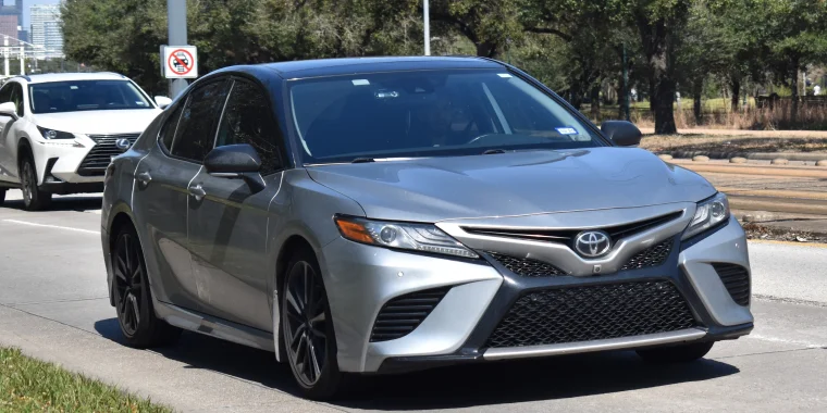 Toyota Camry gris estacionado en una calle – Freeway, seguro de auto barato para el Toyota Camry.