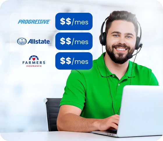 Un agente de atención al cliente sonriente, con audífonos, trabaja en una laptop junto a una lista de proveedores de seguros con precios mensuales visibles.