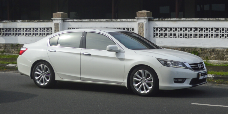 Un sedán Honda Accord blanco circulando por las calles de Medan, Sumatra del Norte, Indonesia, el 14 de noviembre de 2025. Seguro de auto barato para Honda.