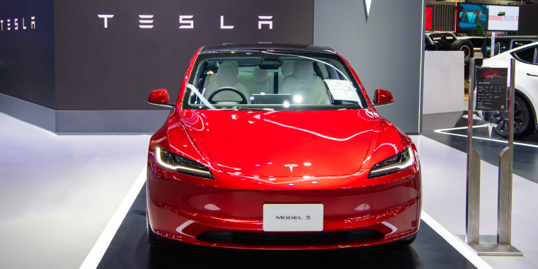 Auto eléctrico Tesla Model 3 en exhibición durante la 40.ª edición del Thailand International Motor Expo 2023, el 29 de noviembre de 2023 en Nonthaburi, Tailandia. Seguro de auto barato para Tesla.
