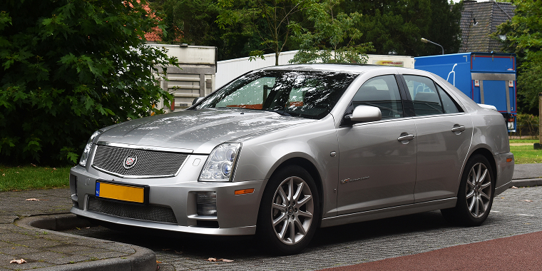 Un Cadillac STS gris en un estacionamiento – Cadillac, seguro de carro barato